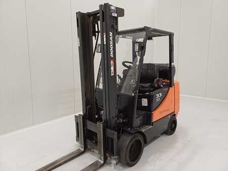 Chariots élévateurs GPL 2016  Doosan GC33P-5 (1)