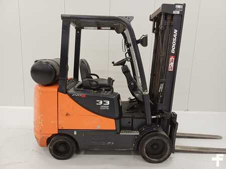 Chariots élévateurs GPL 2016  Doosan GC33P-5 (3)