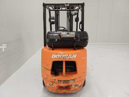 Chariots élévateurs GPL 2016  Doosan GC33P-5 (5)