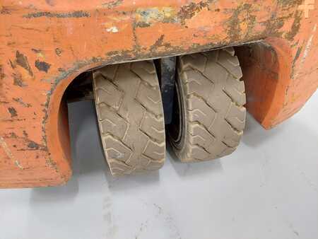 Chariots électriques à 4 roues 2015  Doosan B20T-7 (11)