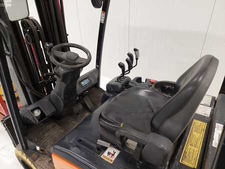 Chariots électriques à 4 roues 2015  Doosan B20T-7 (6)