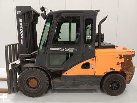 Chariots élévateurs diesel 2019  Doosan D55C-7 (2)