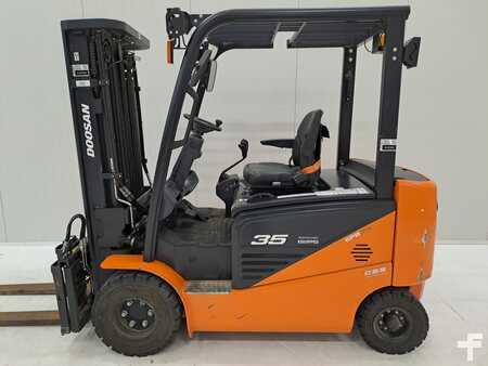 Eléctrico - 4 rodas 2022  Doosan B35NS (2)
