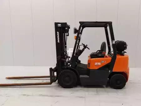 Empilhador a gás 2017  Doosan G25G (1)