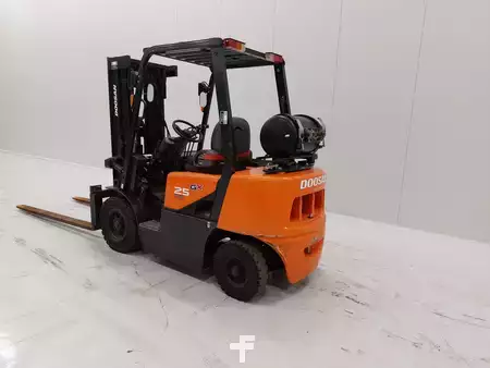 Empilhador a gás 2017  Doosan G25G (2)