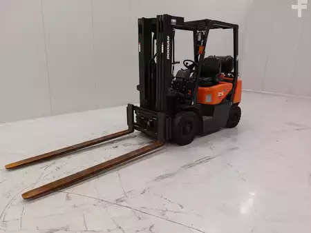 Empilhador a gás 2017  Doosan G25G (3)