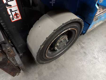 Treibgasstapler 2007  Nissan UD02A25PQ (10)