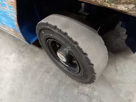 Treibgasstapler 2007  Nissan UD02A25PQ (11)