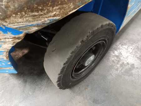Treibgasstapler 2007  Nissan UD02A25PQ (12)