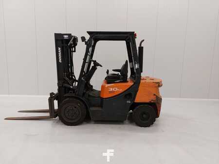 Chariots élévateurs diesel 2018  Doosan D30G PLUS (1)