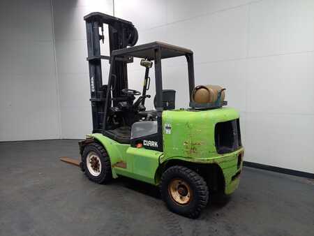 Propane Forklifts 2000  Clark CGP 45 (2)