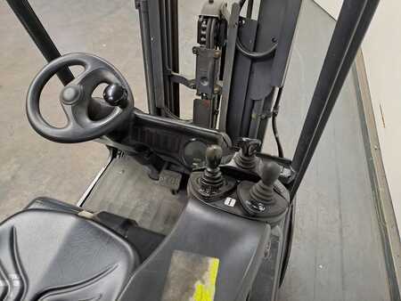 Carrelli elettrici 4 ruote 2005  Linde E16C (5)
