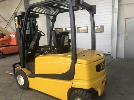 Chariots électriques à 4 roues 2015  Yale ERP25VL (1)