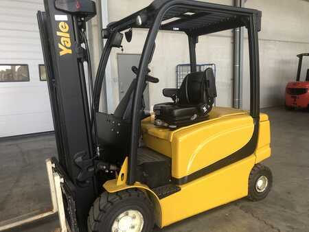 Chariots électriques à 4 roues 2015  Yale ERP25VL (4)