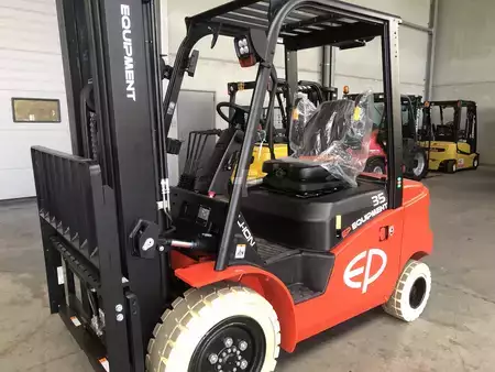 Elektromos 4 kerekű 2025  EP Equipment EFL353 (1)