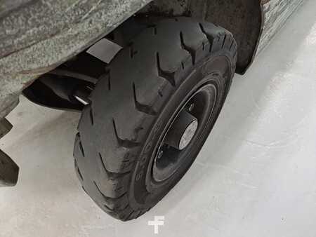 Nestekaasutrukki 2014  Unicarriers U1D2A25LQ (16)