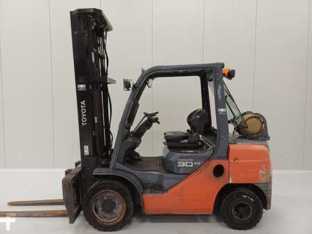 Gázüzemű targoncák 2011  Toyota 02-8FGF30 (1)