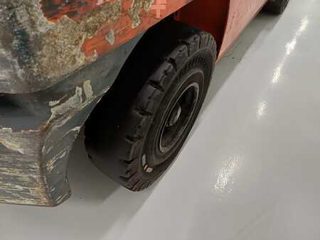 Gázüzemű targoncák 2011  Toyota 02-8FGF30 (14)