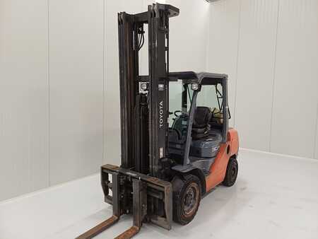 Gázüzemű targoncák 2011  Toyota 02-8FGF30 (2)