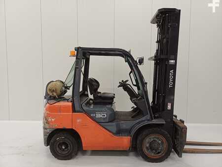 Gázüzemű targoncák 2011  Toyota 02-8FGF30 (3)