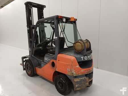 Gázüzemű targoncák 2011  Toyota 02-8FGF30 (4)