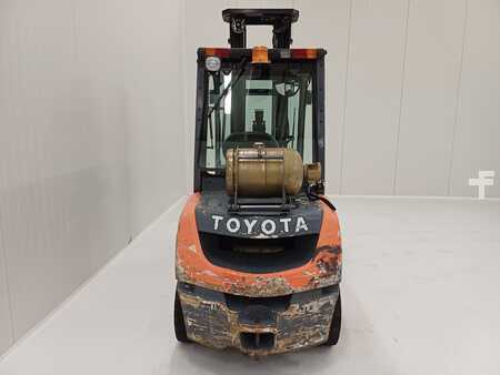Gázüzemű targoncák 2011  Toyota 02-8FGF30 (5)