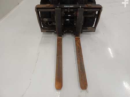 Gázüzemű targoncák 2011  Toyota 02-8FGF30 (6)