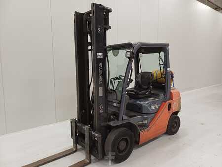 Gázüzemű targoncák 2010  Toyota 02-8FGF25 (1)