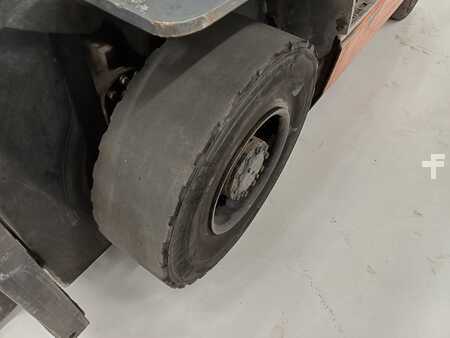 Gázüzemű targoncák 2010  Toyota 02-8FGF25 (15)