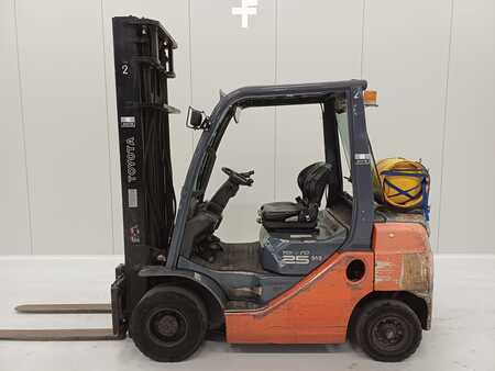 Gázüzemű targoncák 2010  Toyota 02-8FGF25 (2)