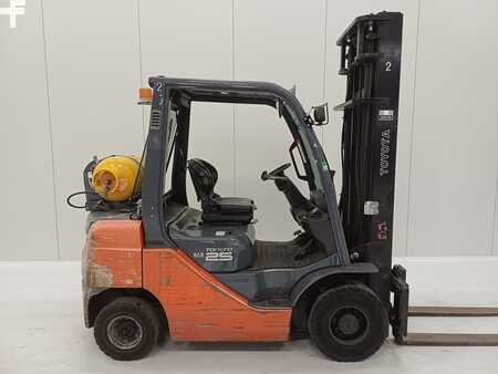 Gázüzemű targoncák 2010  Toyota 02-8FGF25 (3)