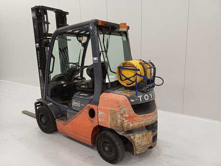 Gázüzemű targoncák 2010  Toyota 02-8FGF25 (4)