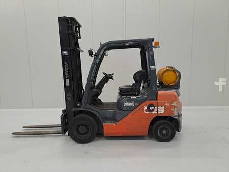 Gázüzemű targoncák 2010  Toyota 02-8FGF25 (1)