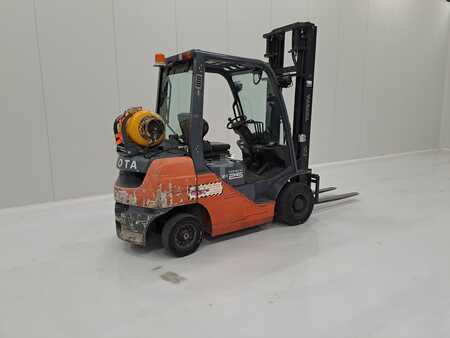 Gázüzemű targoncák 2010  Toyota 02-8FGF25 (2)