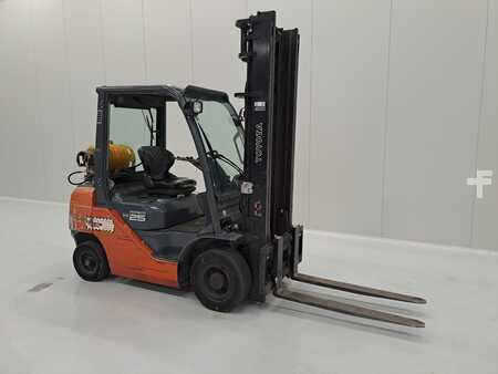 Gázüzemű targoncák 2010  Toyota 02-8FGF25 (3)