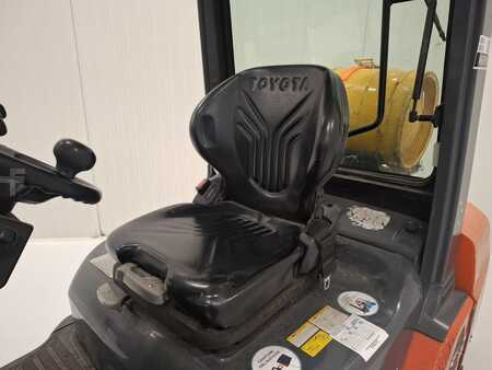 Gázüzemű targoncák 2010  Toyota 02-8FGF25 (5)