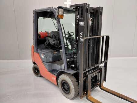 Gázüzemű targoncák 2015  Toyota 02-8FGF18 (3)