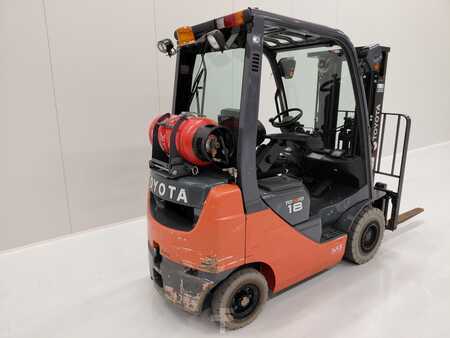 Gázüzemű targoncák 2015  Toyota 02-8FGF18 (6)