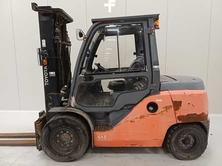 Dieselstapler 2016  Toyota 40-8FD45N (2)