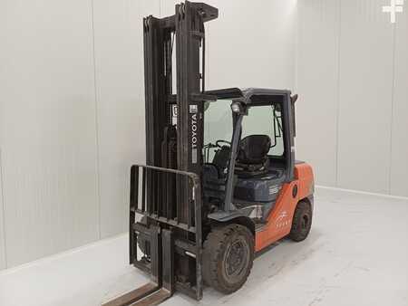 Diesel truck 2012  Toyota 52-8FDJF35 (1)