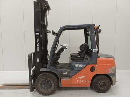 Diesel truck 2012  Toyota 52-8FDJF35 (2)