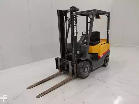 Chariots élévateurs diesel 2012  TCM FHD15T3 (1)