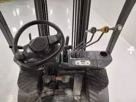 Chariots élévateurs diesel 2012  TCM FHD15T3 (10)