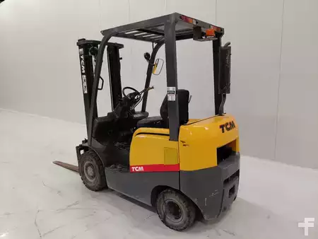Chariots élévateurs diesel 2012  TCM FHD15T3 (2)