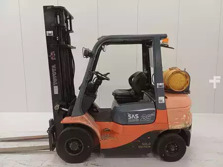LPG Forklifts 2006  Toyota 42-7FGF25 (1)