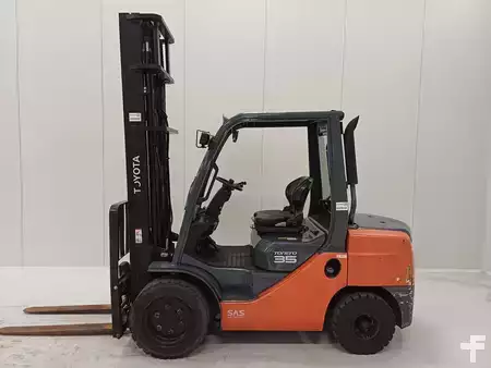 Carrelli elevatori diesel 2017  Toyota 02-8FDJF35 (1)