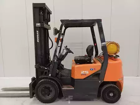 Gas truck 2010  Doosan G25G (2)