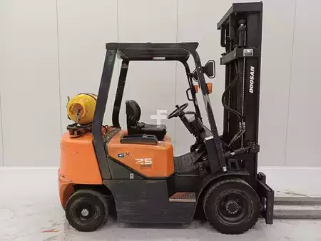 Gas truck 2010  Doosan G25G (3)