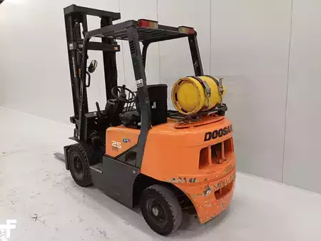Gas truck 2010  Doosan G25G (4)