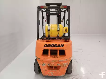 Gas truck 2010  Doosan G25G (5)